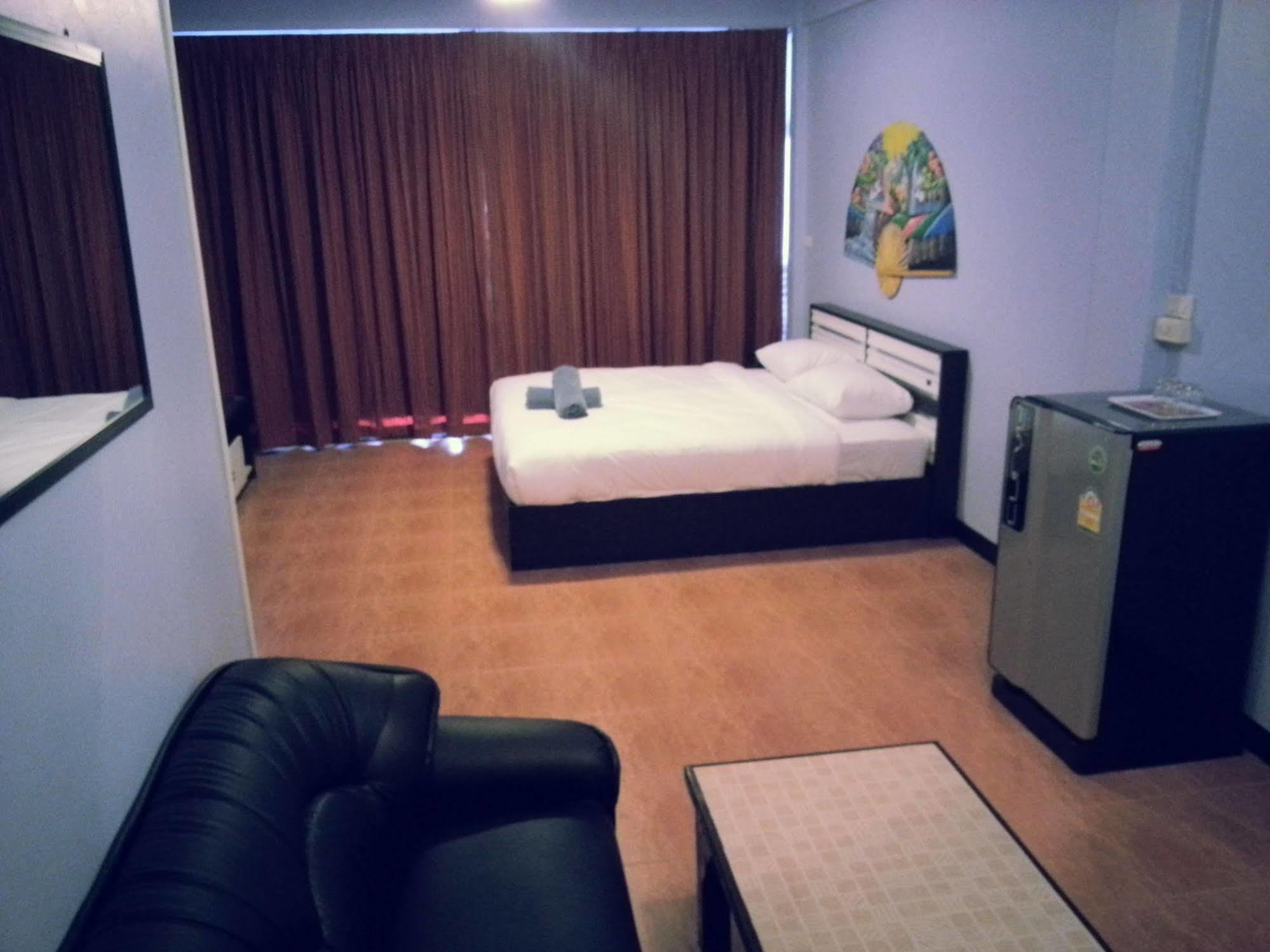 Oyo 963 Sunshine Guesthouse Pattaya Esterno foto