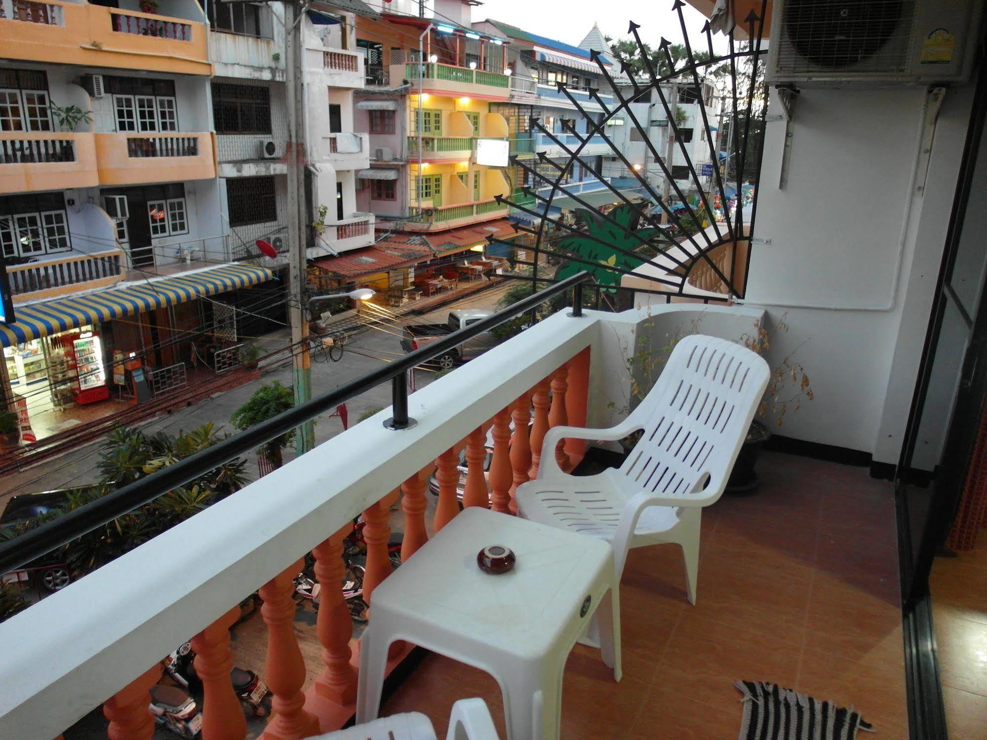 Oyo 963 Sunshine Guesthouse Pattaya Esterno foto