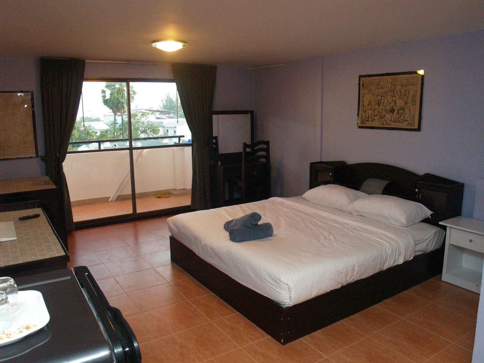 Oyo 963 Sunshine Guesthouse Pattaya Esterno foto